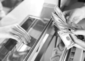 Чиста купівля валюти зросла на 65% за рік, але впала за місяць 