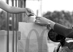 Частка неповнолітніх працівників в українському McDonald’s сягнула 15%